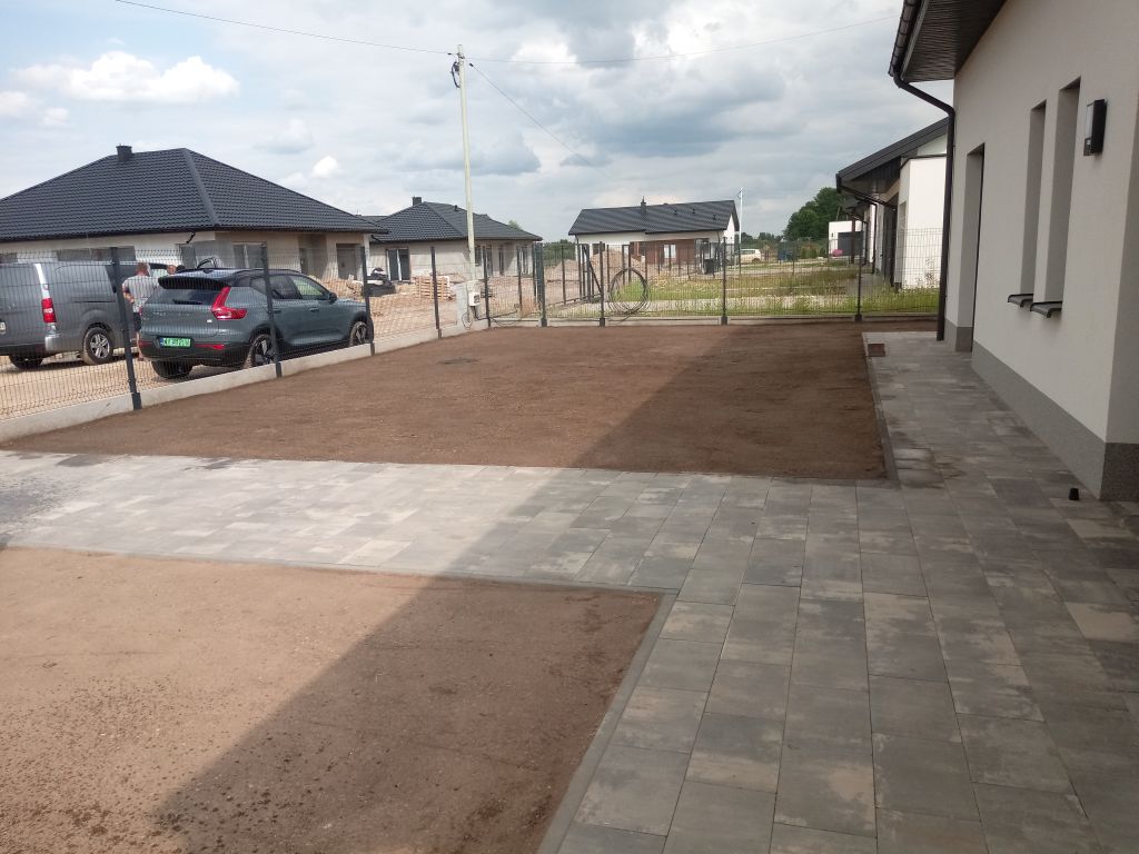 Wyrównywanie działki, siew trawy Płońsk