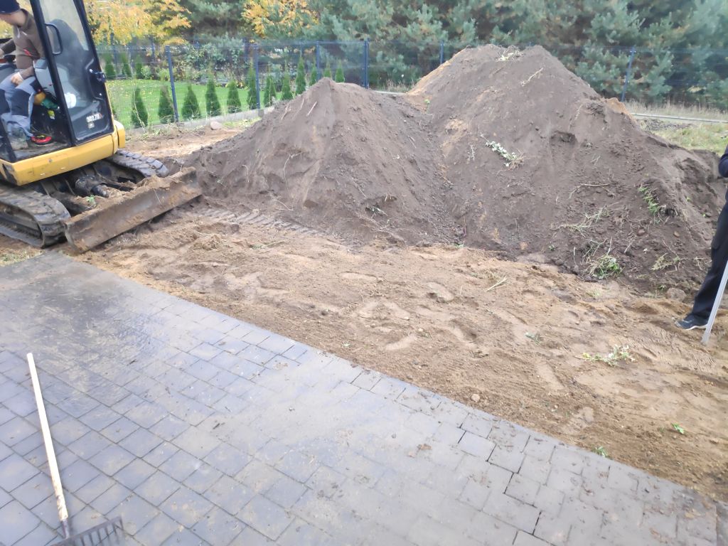 Rozkładanie czarnej ziemi Łajski