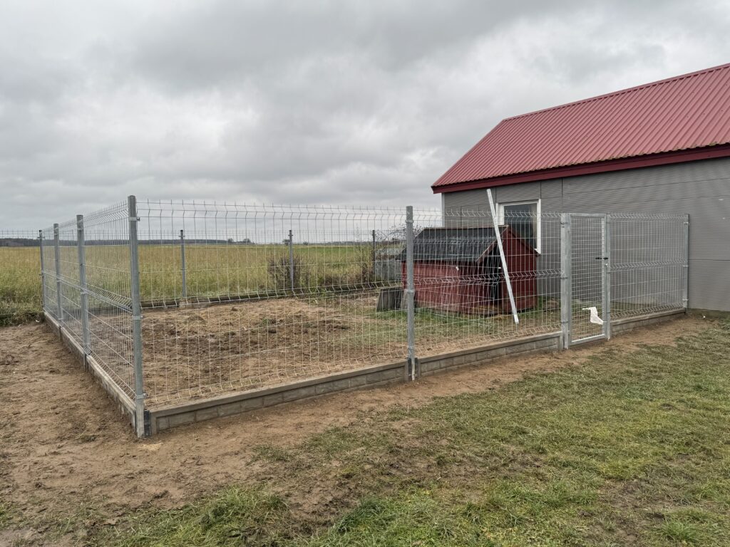 Ogrodzenie panelowe z podmurówką, wykonane z wysokiej jakości materiałów, zamontowane na wyrównanym terenie. Stabilne słupki i solidne przęsła zapewniają trwałość oraz estetykę, odporne na działanie warunków atmosferycznych.